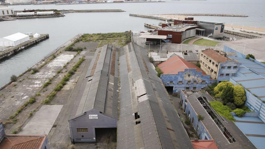 Vista aérea de los antiguos astilleros de Naval Gijón, en una imagen de archivo. | Ángel González