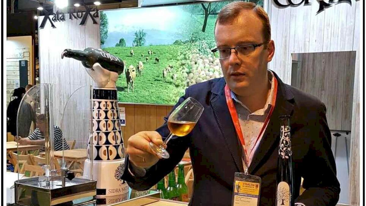 Tino Cortina con la sidra de hielo de su llagar.