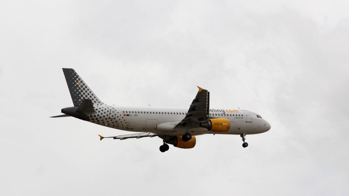 Un avión de Vueling en el aeropuerto de Valencia