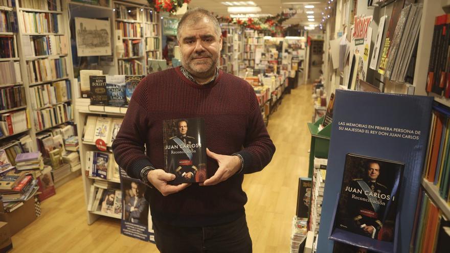 Dependiente de la librería Arenas con el libro del rey emérito Juan Carlos I. |  Iago López