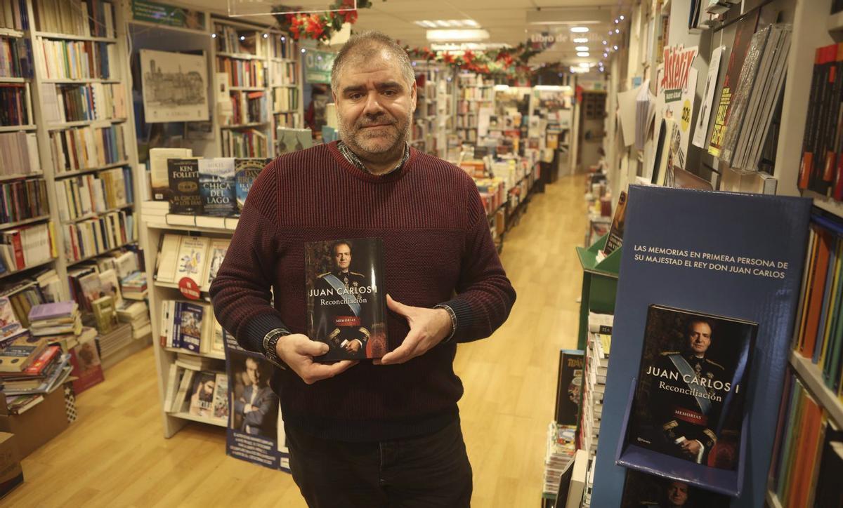 Dependiente de la librería Arenas con el libro del rey emérito Juan Carlos I. | Iago López