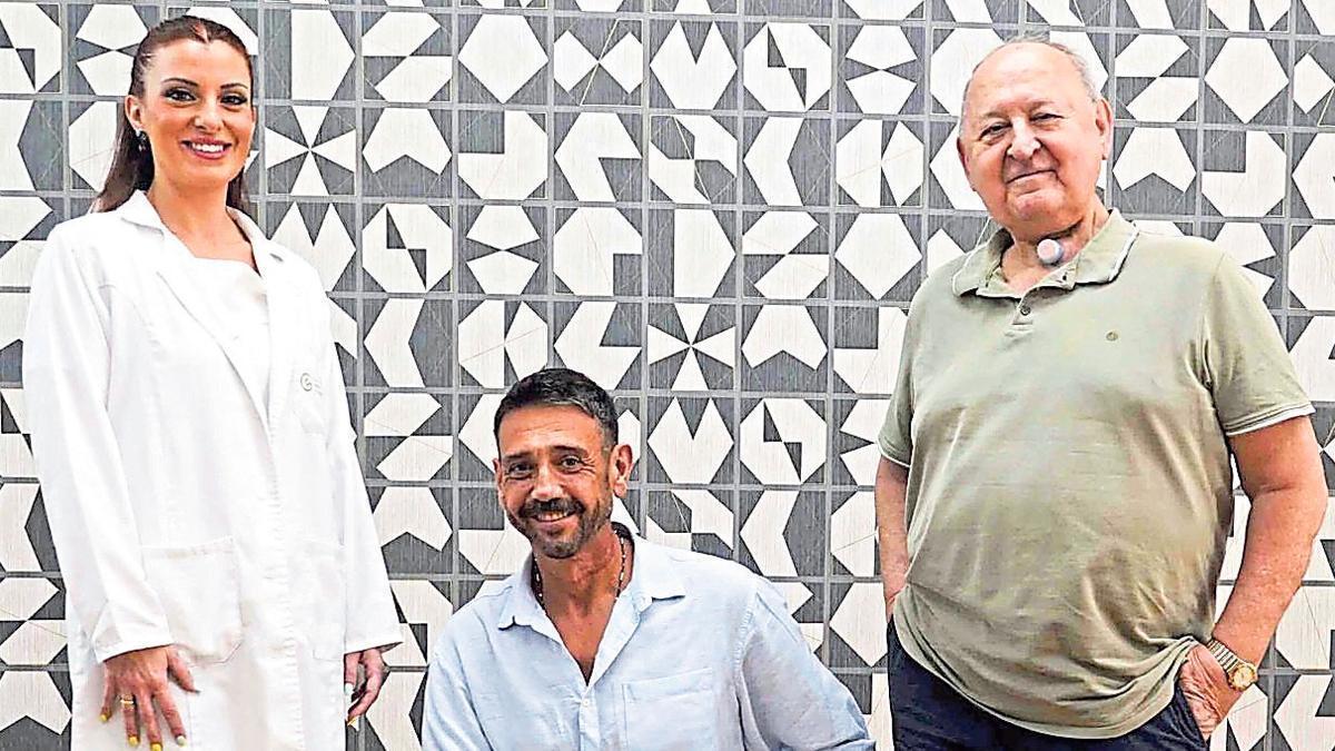De izq. a dcha. Margarita López, Juan Gil y Carlos Cotrina en la sede de la AECC en Málaga. | ÁLEX ZEA