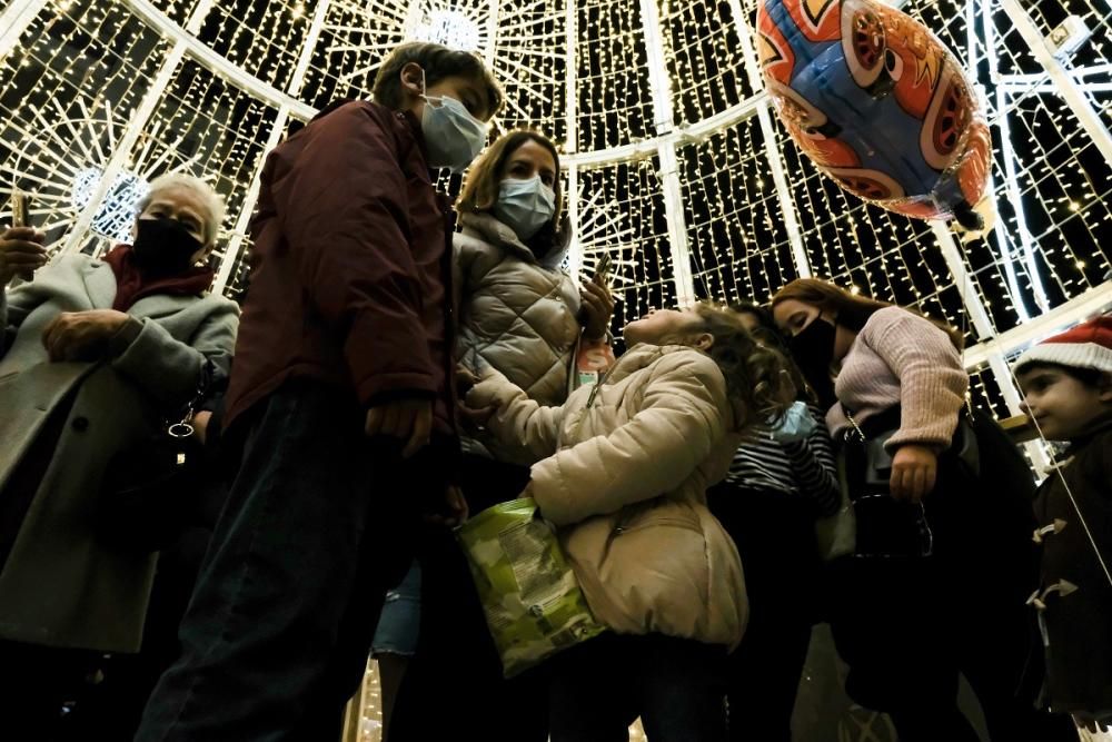 Málaga se echa a la calle para vivir su Navidad Covid-19