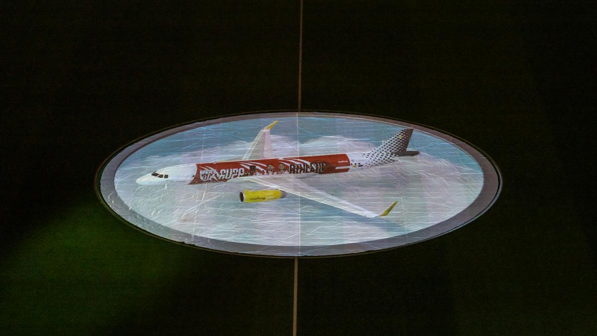 El nuevo avión del Athletic Club y Vueling se estrenará en enero tras su presentación en San Mamés