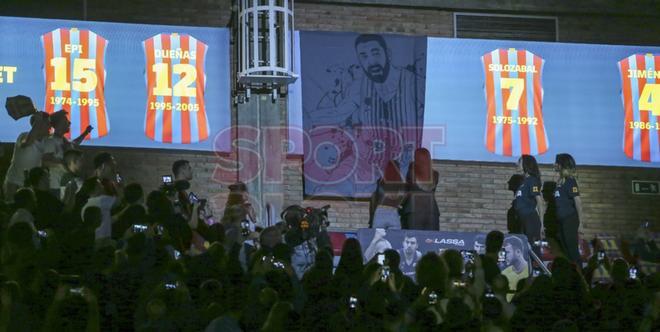 Imágenes de la retirada de la camiseta de Juan Carlos Navarro en el Palau Blaugrana