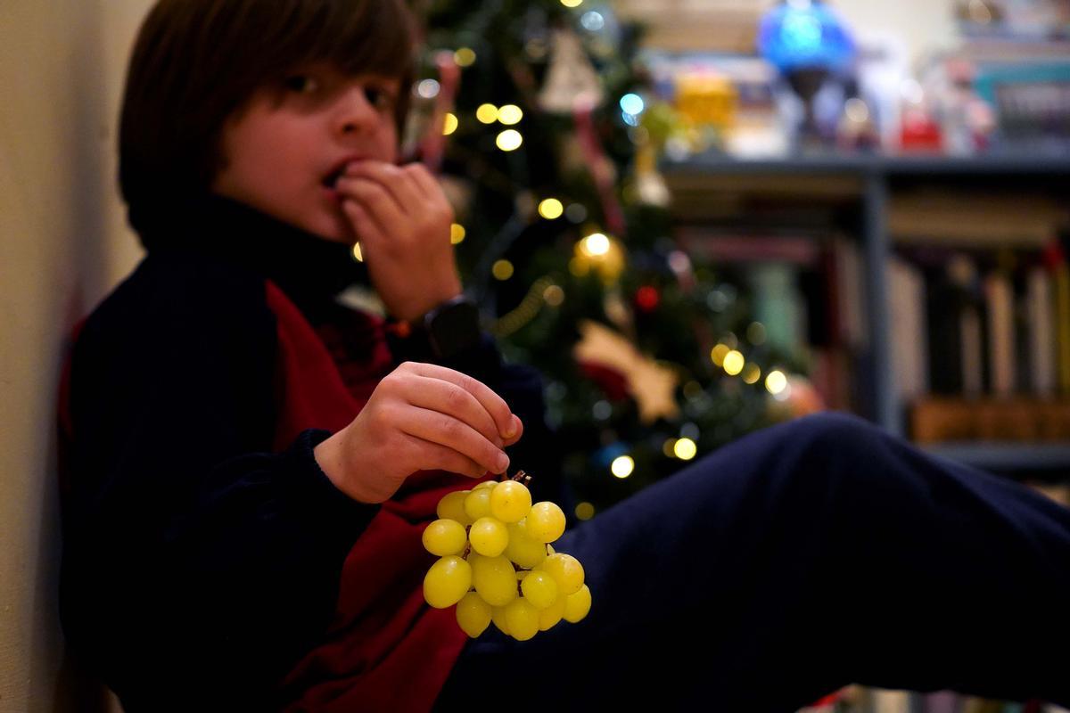 La comunidad médica pide extremar las precauciones con las uvas de Nochevieja para evitar atragantamientos.