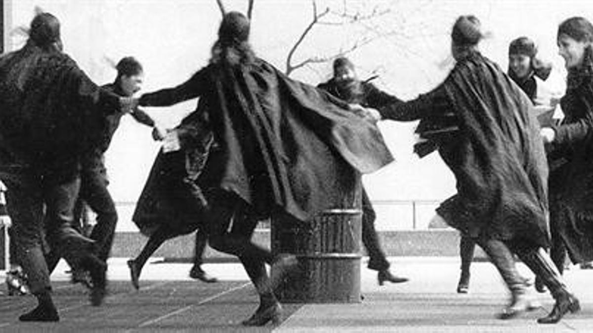 Un grupo de brujas, en pleno 'sabbath' revolucionario en Chicago, en 1968.