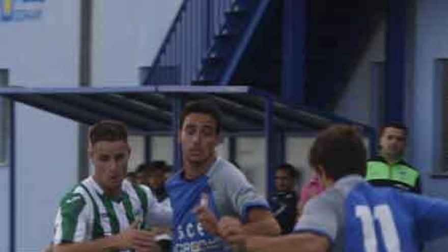 Dos jugadores del GCE Villaralbo tratan de frenar el avance de un delantero de la Cebrereña.