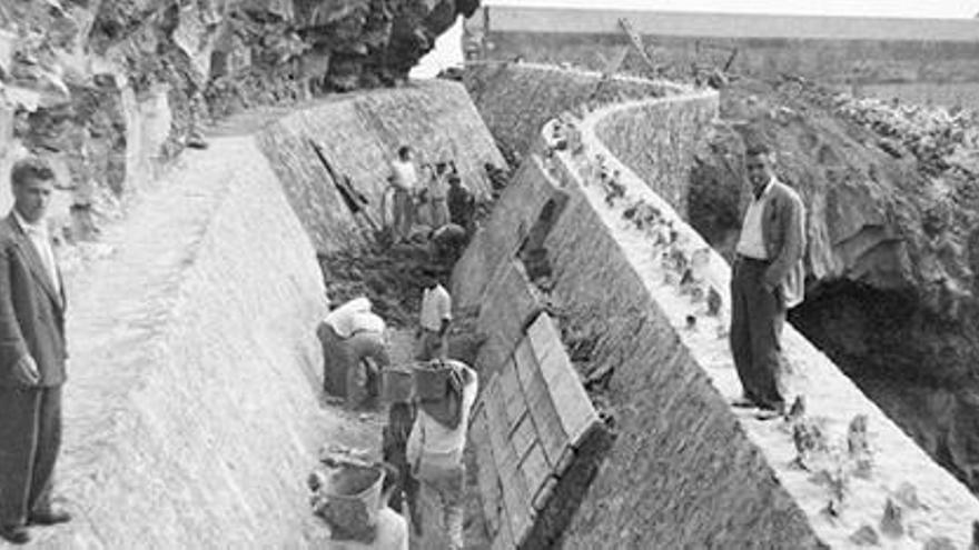 Construcción del aliviadero de la presa de Agulo (La Gomera, 1958). FOTO ARCHIVO DEL SERVICIO DE VIGILANCIA DE PRESAS