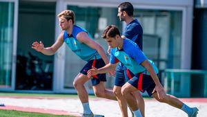 Frenkie, Diounkou y Casadó, las novedades en el entreno de recuperación