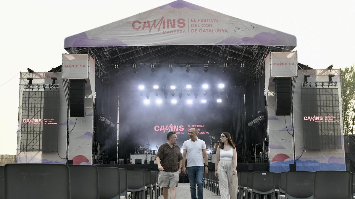 Xavier Pascual,  Marc Aloy i Tània Infante davant de l’escenari del Camins, avui, a la roda de premsa