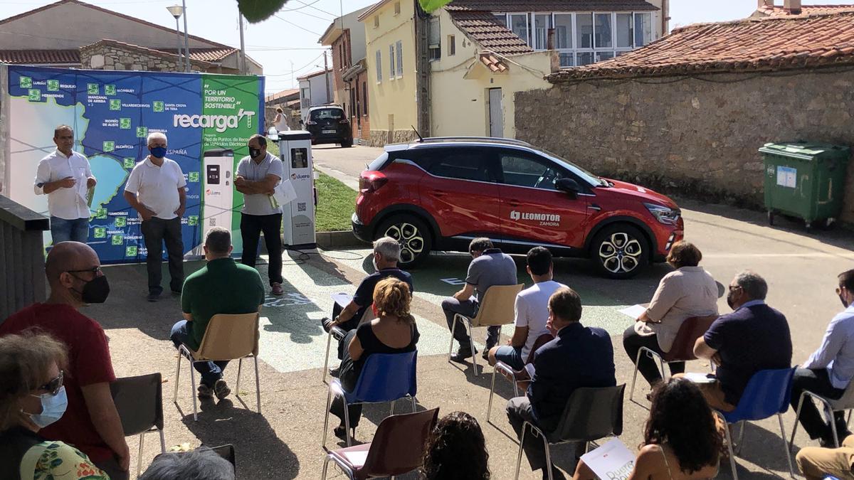 Inauguración del punto de recarga de Villaseco del Pan.