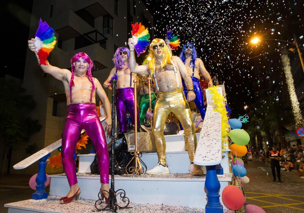 Diferentes momentos del Desfile del Ninot en San Vicente del Raspeig, que reunió a cientos de personas.