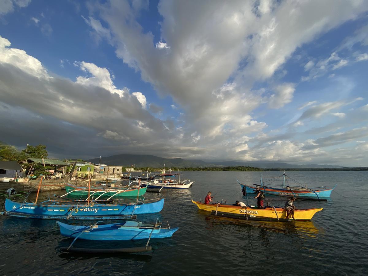 Pescadores filipinos en medio de las tensiones del Mar de China Meridional.