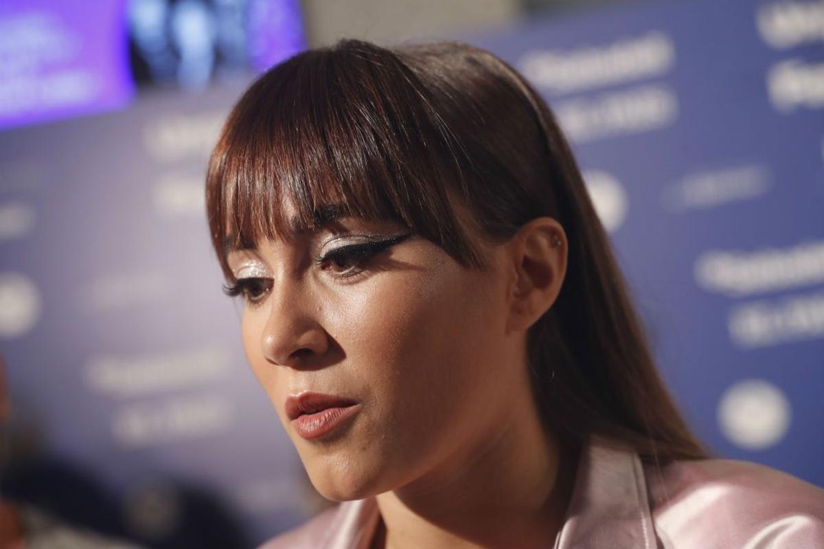 Primer plano del rostro de Aitana Ocaña maquillado con eyeliner extremo y sombra de ojos irisada antes de su concierto en Madrid