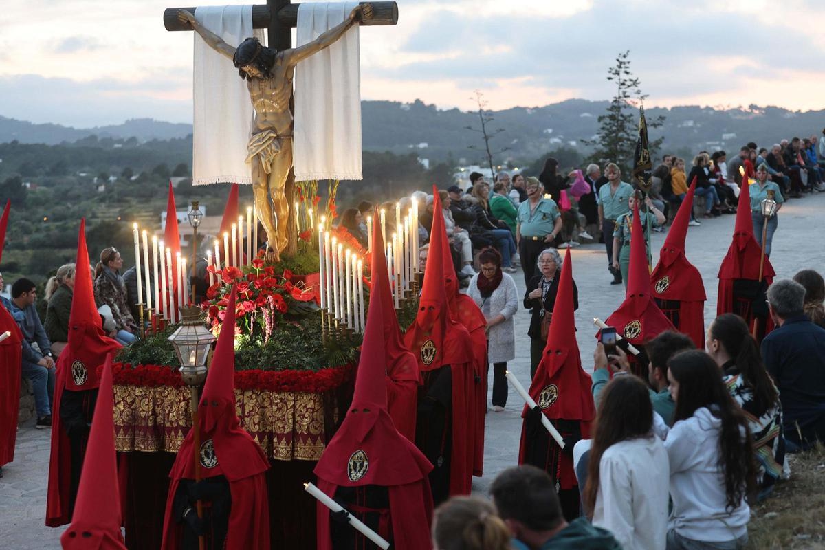 Santa Eulària se vuelca con la procesión del Santo Entierro
