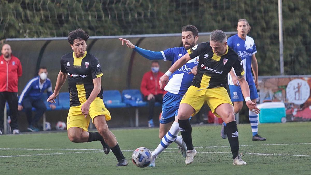 Una acción del partido entre el Tuilla y L’Entregu de la pasada jornada de Liga. | Miki López