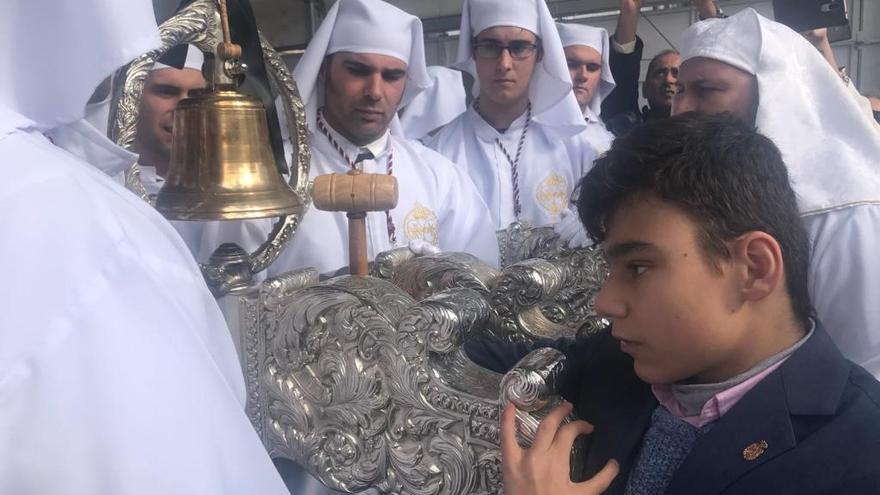 Adrián Martín dio los primeros toques de campana a la Virgen del Rocío de Vélez.