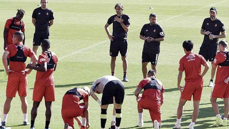 Vicente Moreno da instrucciones a sus jugadores en un entrenamiento en Son Moix.