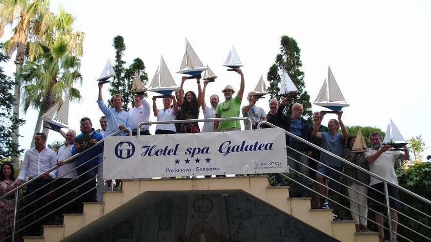 Foto de familia de los ganadores y autoridades. // FDV