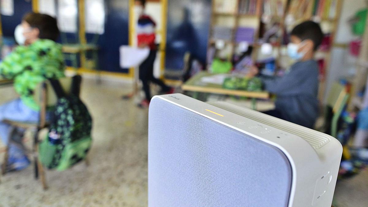 Un aparato purificador de aire en un aula de un colegio de Cartagena.