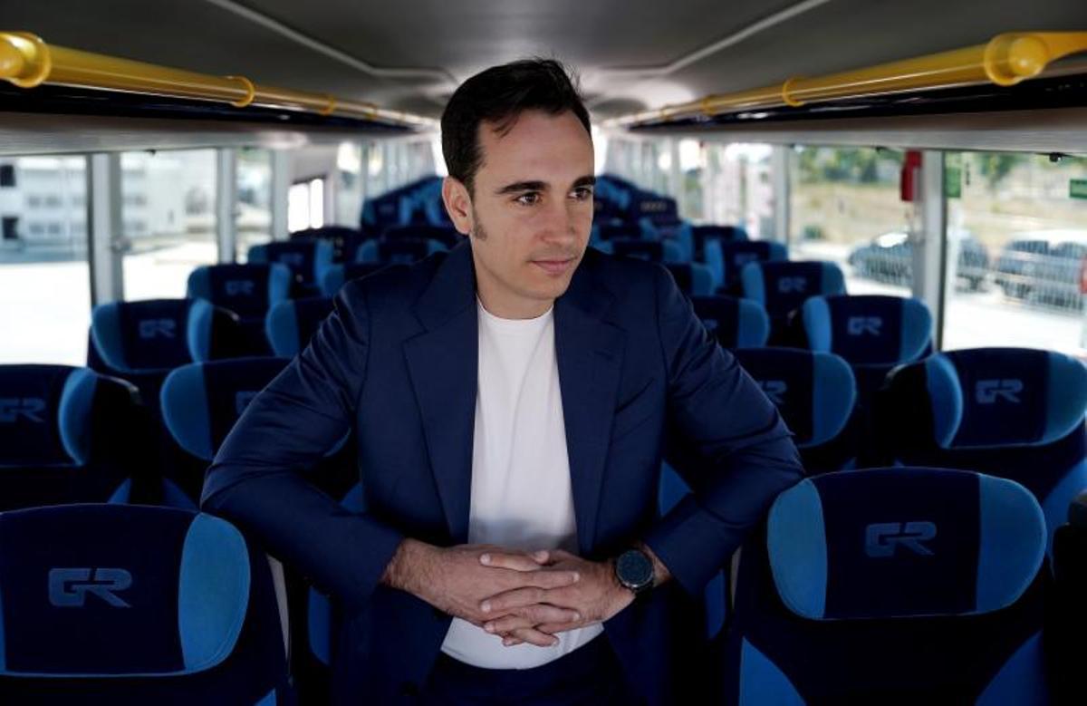 Ruiz en uno de los autobuses de la empresa familiar que dirige
