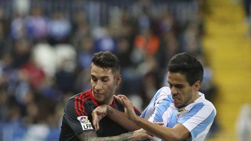 Hugo Mallo disputa el balón a Recio, en el partido de ayer en La Rosaleda. // Carlos Díaz