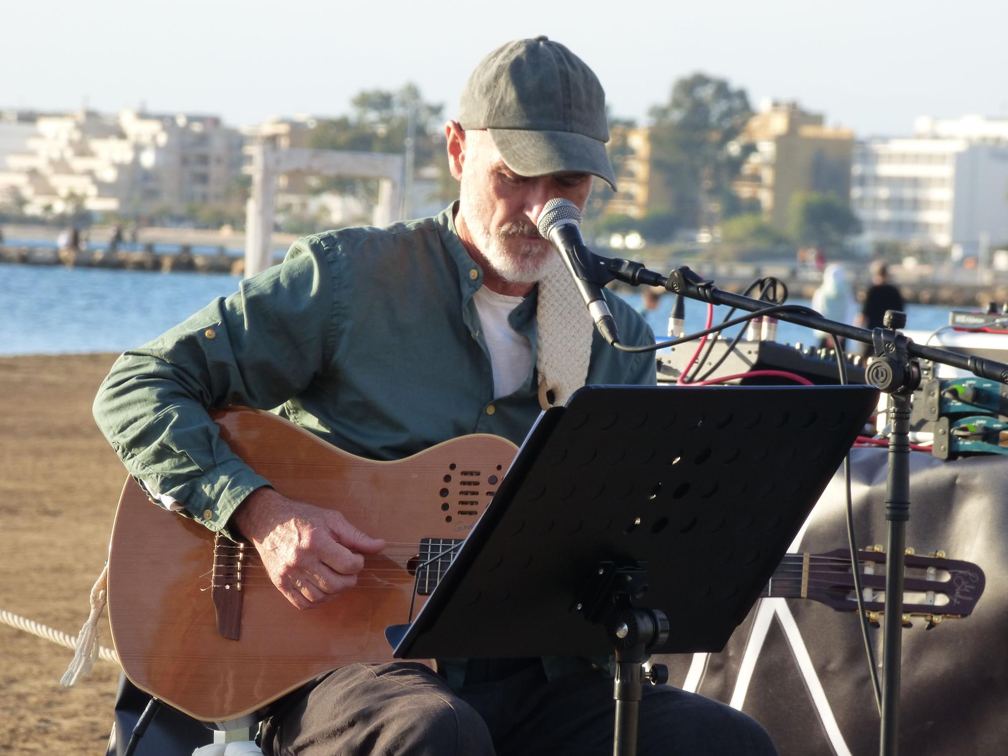 El Festivalet de Roses omple la platja de la Perola