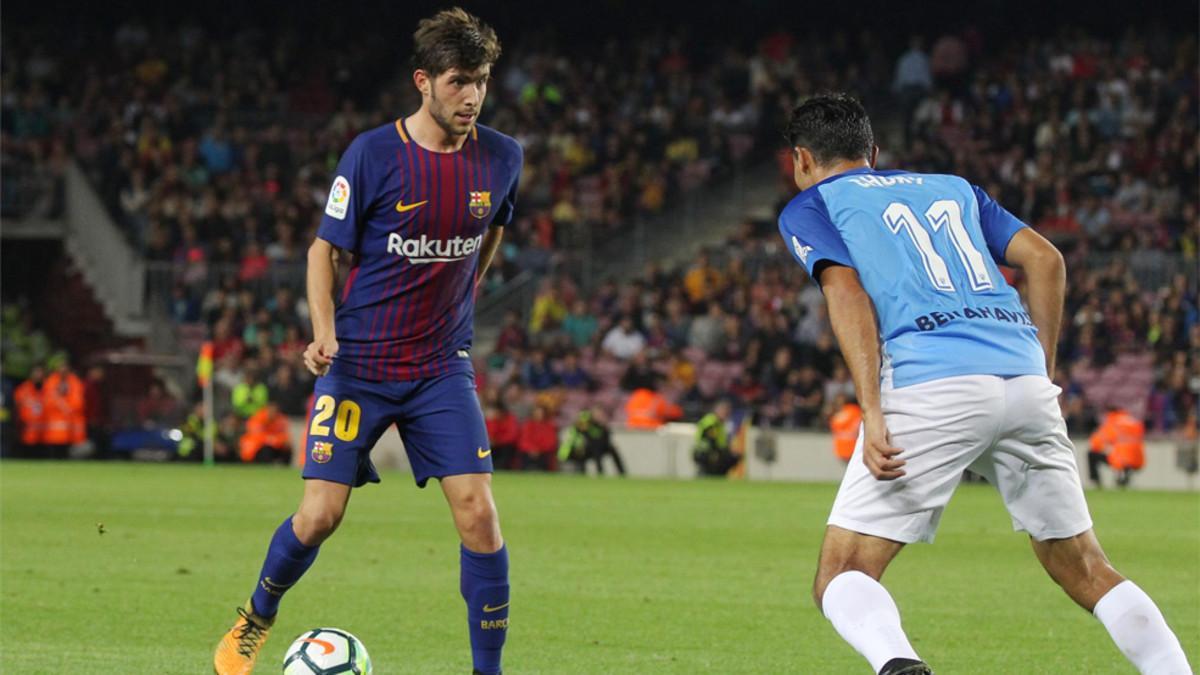 Sergi Roberto encara al Chory Castro en el Barça- Málaga de la Liga 2017/18