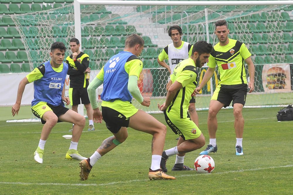 La afición del Elche apoya a los suyos en el entrenamiento previo al derbi contra el Hércules