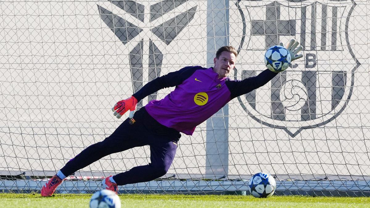Ter Stegen, durante el entrenamiento de este lunes en la Ciutat Esportiva Joan Gamper de Sant Joan Despí.