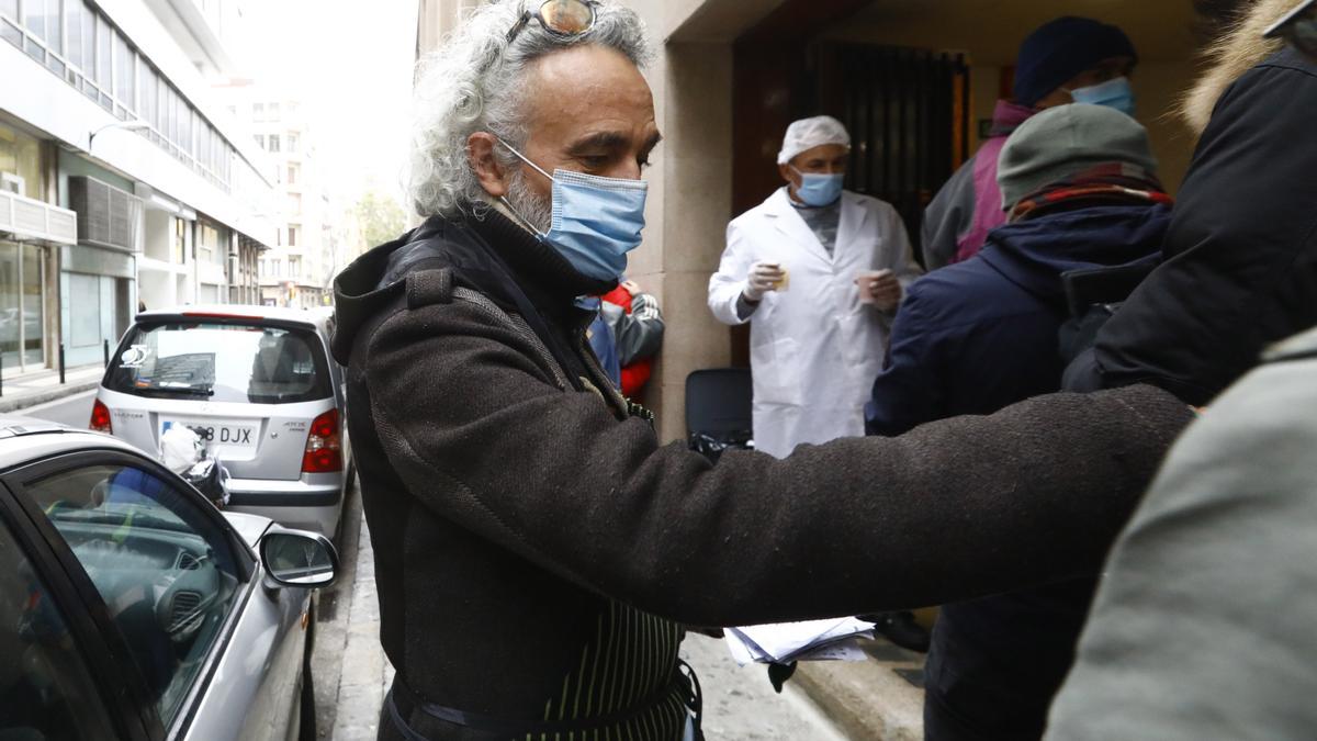 Reparto de comida en el Comedor del Carmen, este viernes en Zaragoza.