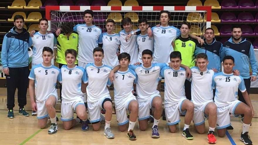 El equipo gallego juvenil, antes de disputar su primer partido. // FDV