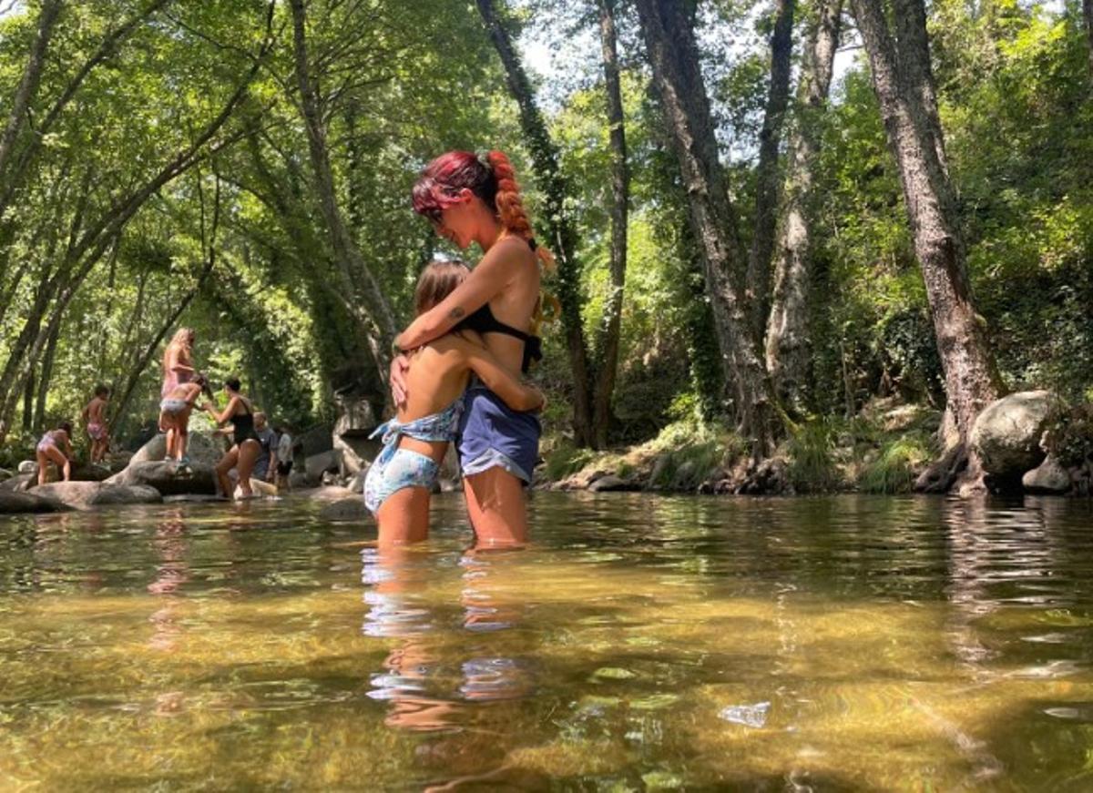 Una mujer, seguidora del movimiento Somos Madrastras, abraza a su hijastra, este verano.