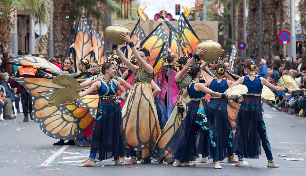 Los bailes y los trajes de los componentes de las comparsas llenaron la calle Alicante y la avenida Ancha de Castelar de colorido y originalidad.