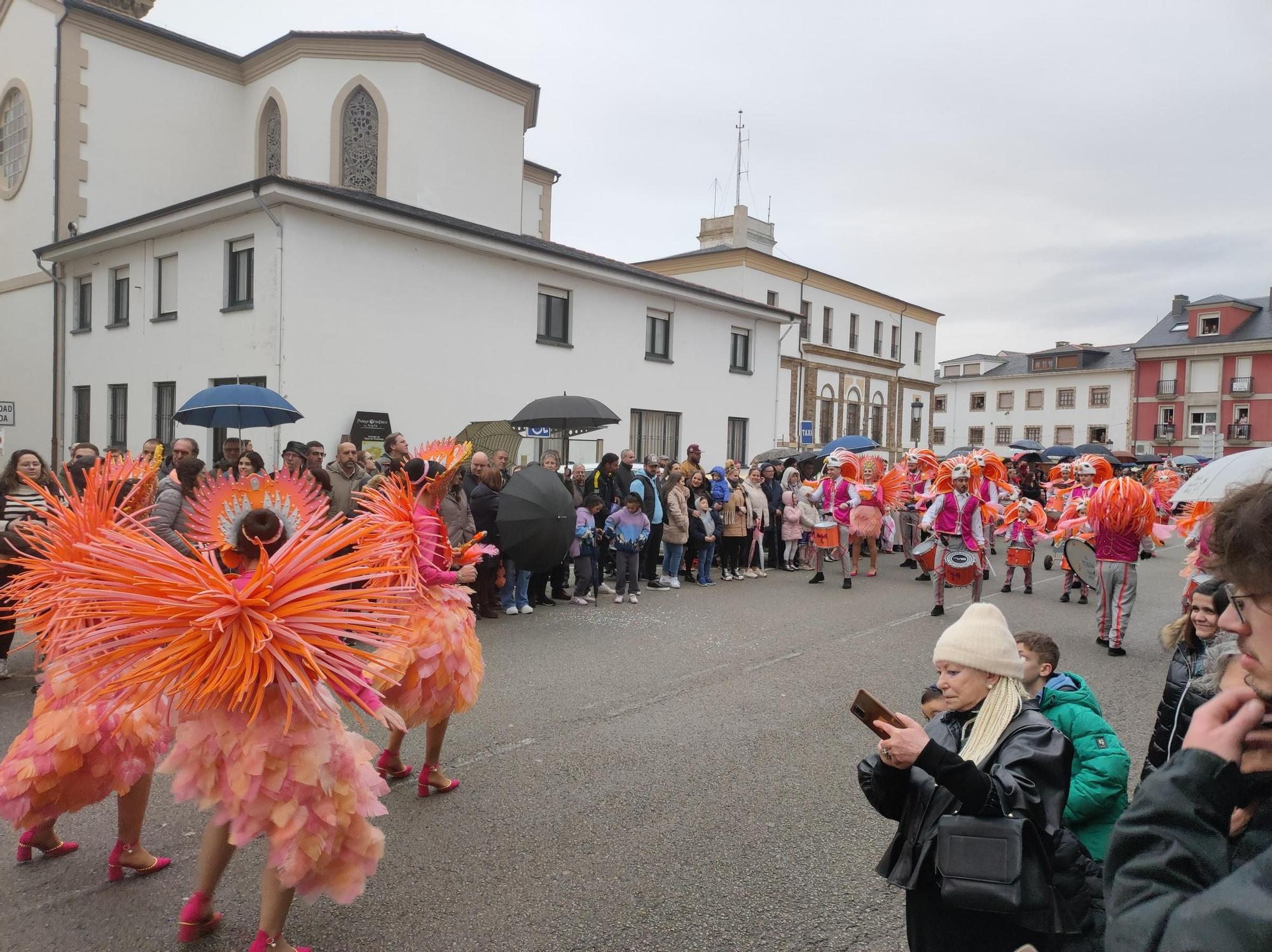 En imágenes: Las calles de Tapia se llenan para ver su vistoso desfile de Carnaval