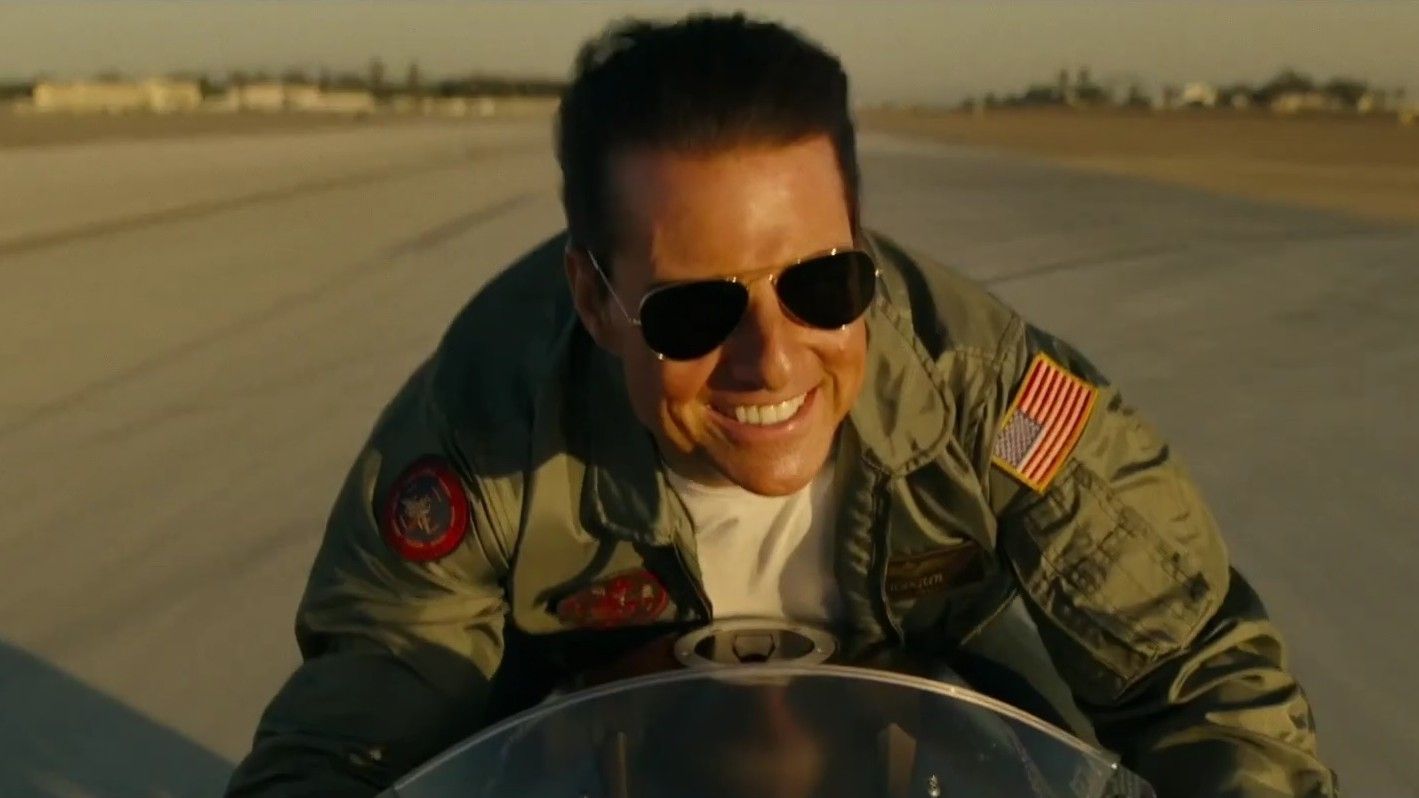 Tom Cruise se vuelve a meter en la piel de Maverick, con su chupa de cuero, sus gafas de aviador y su moto.