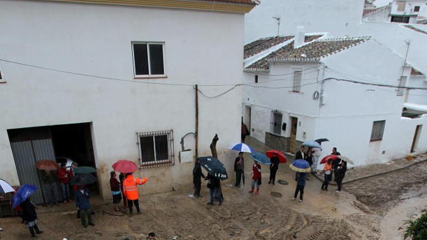 Una de las calles de la localidad de Villanueva del Rosario, uno de los municipios malagueños afectados por las intensas lluvias que están cayendo en la zona, donde el agua ha arrastrado a varios vehículos y Protección Civil ha comenzado esta mañana el desalojo de más de 5.000 personas entre Cártama, Álora, Sierra de Yegua, Villanueva del Trabuco y Genalguacil.