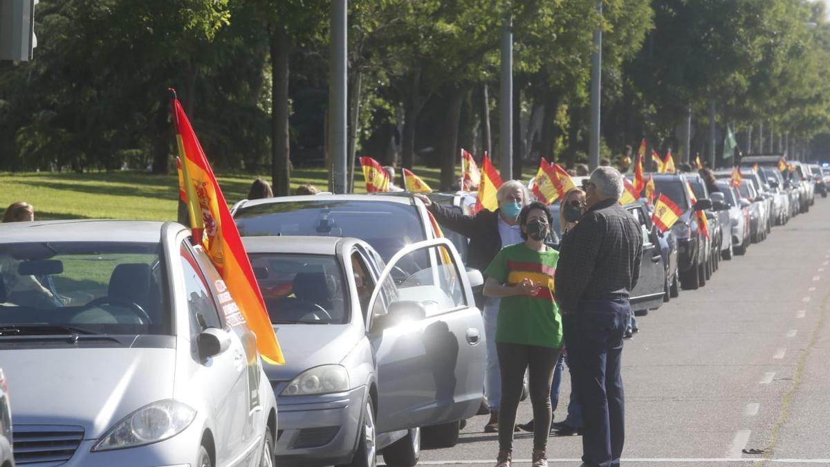 Caravana de coches de Vox por el 1 de mayo en Córdoba.