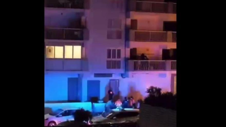 Vídeo: Un joven herido crítico tras precipitarse desde un tercer piso en Sant Antoni