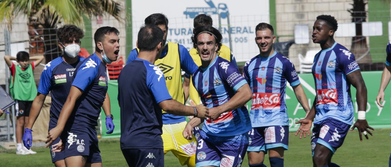 Los jugadores del Coria celebran un gol en el partido en el Príncipe Felipe.
