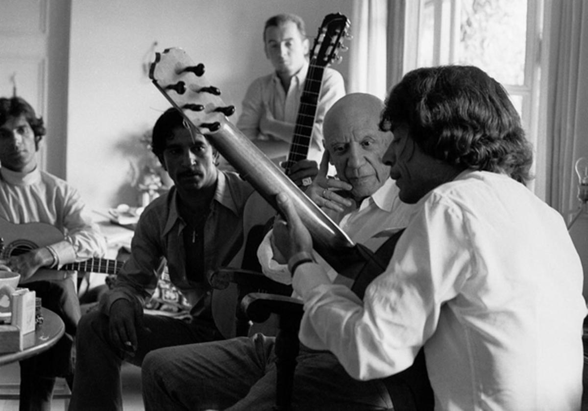 Manitas de Plata sosteniendo la flamenca blanca, junto a Pablo Picasso que le observa cautivado