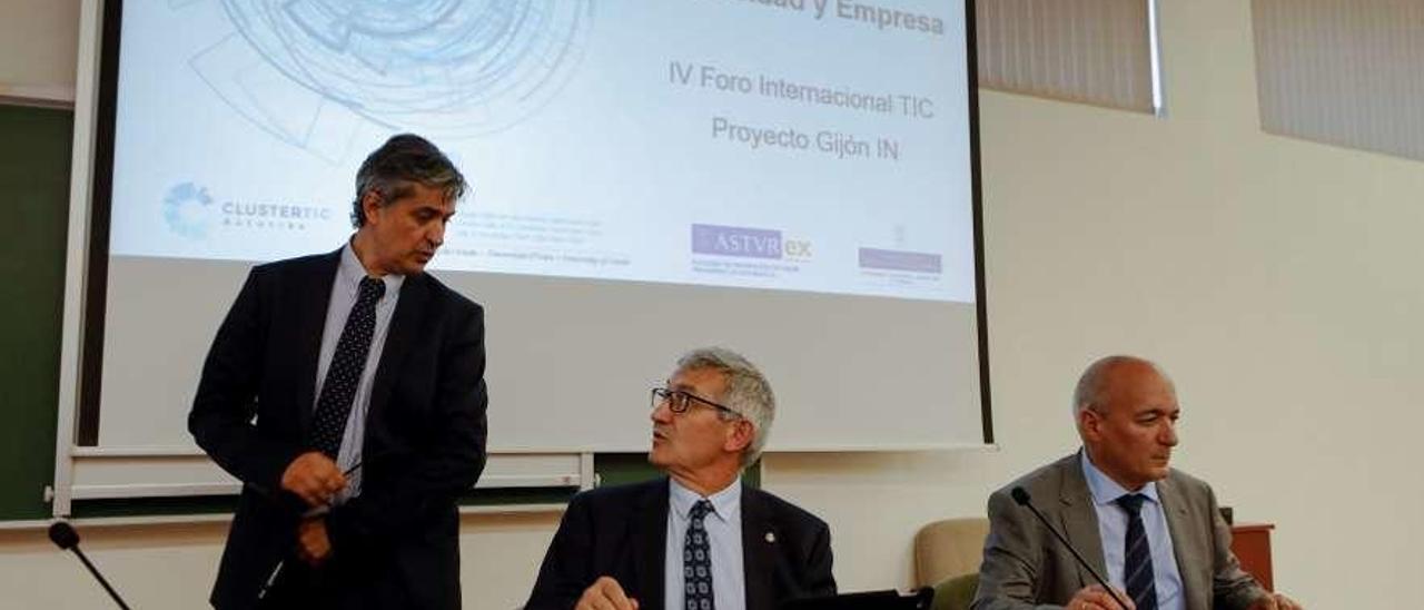 Por la izquierda, Alejandro Durán (presidente del Cluster TIC de Asturias), Santiago Gracía Granda (rector de la Universidad de Oviedo) y Enrique Jáimez (director general del Cluster), ayer, en la Escuela Politécnica.