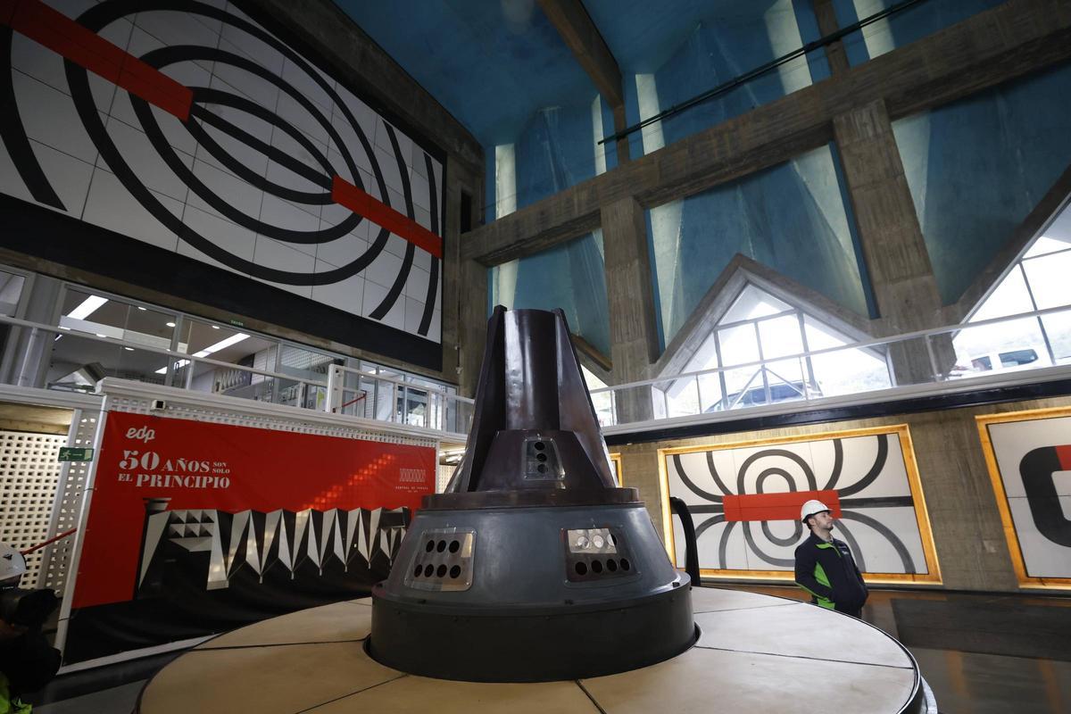 Un operariu na nave central de la central hidroeléctrica de EDP en Proaza, al pie de la carcasa de turbina diseñada por Joaquín Vaquero.