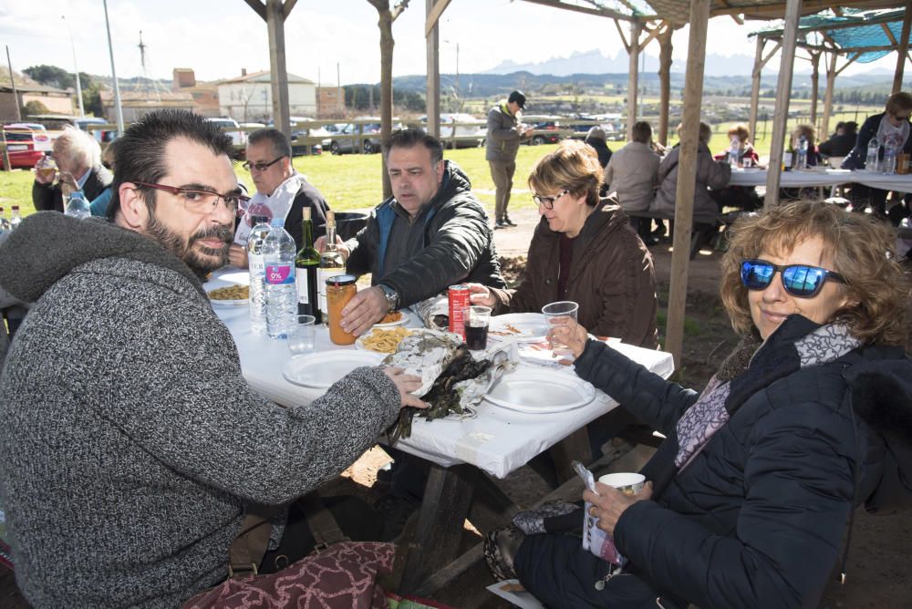 Famílies vingudes d''arreu de la Catalunya central i també de fora comparteixen àpat a Manresa amb productes de la terra