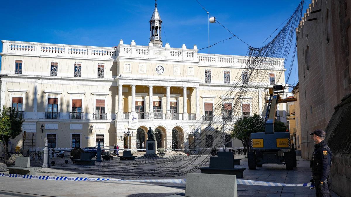 Las tiras de luces led caidas en el pavimento de la plaza de España, el pasado martes.