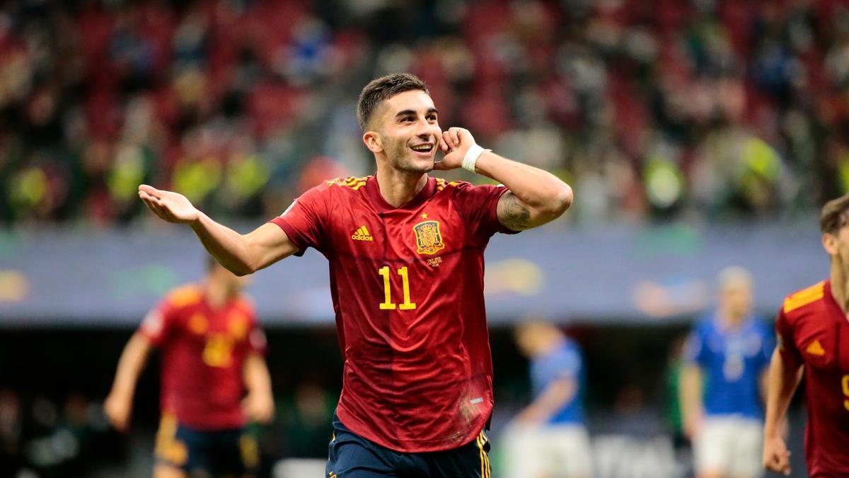 Ferran Torres celebra uno de sus goles ante Italia