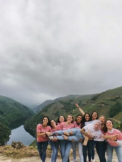 Las amigas de Lucía sostienen a la novia frente al Sil.