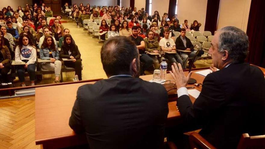 Francisco Millán Mon da charlas en los institutos Sarmiento y Valle Inclán