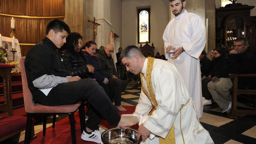 Lavatorio de pies en la iglesia de Lalín.